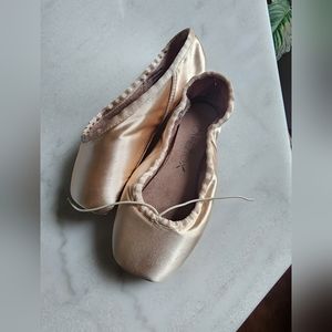 Capezio ava 5 wide